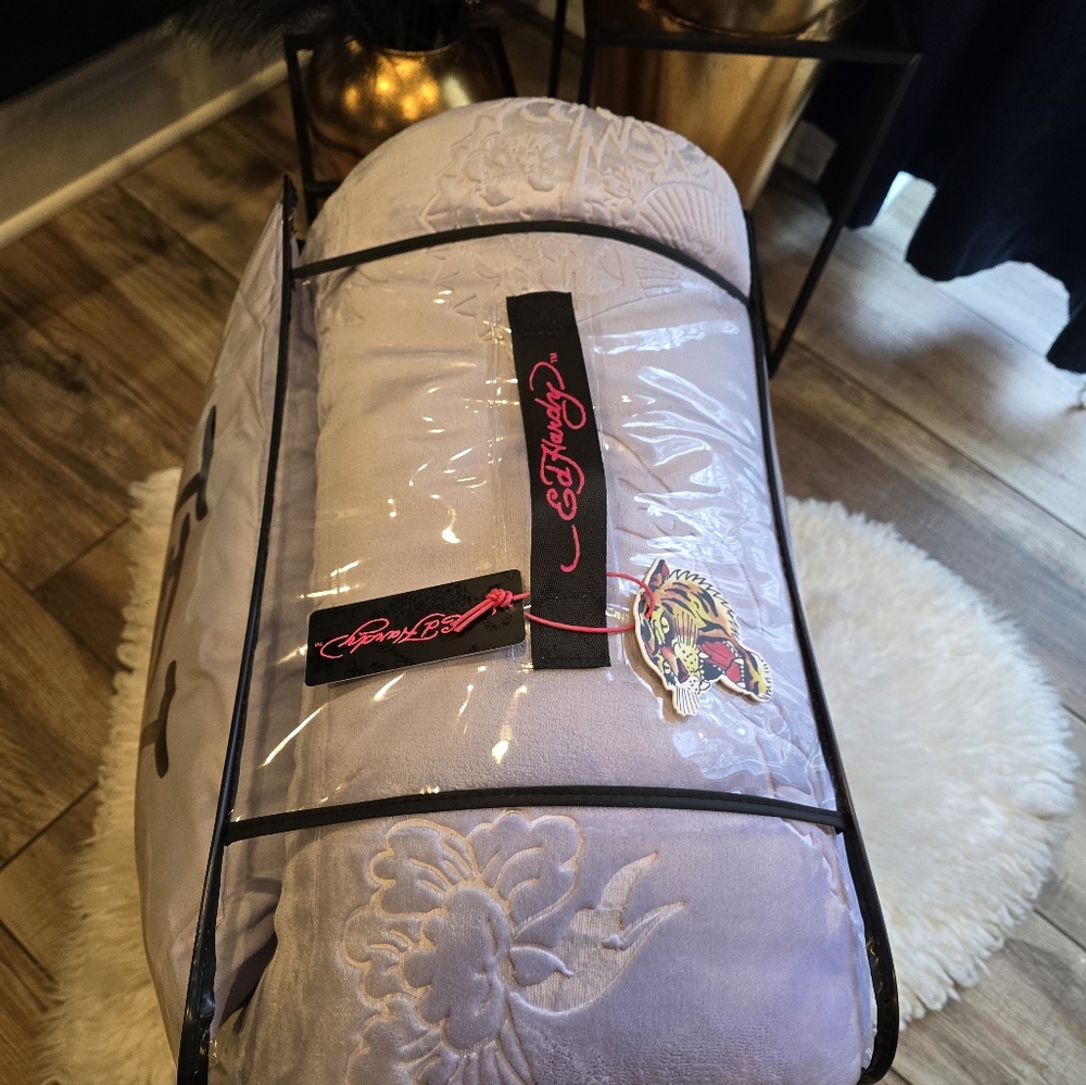 Ed Hardy 4 piece full/queen Lilac luxurious plush comforter set new - Picture 8 of 9